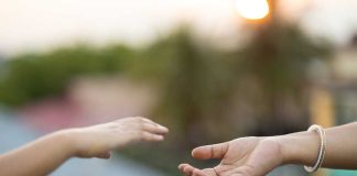 Méthode 5-3-1 : une règle simple pour entretenir ses relations sans (trop) y penser ! Deux amis qui essaient de garder le lien grâce à la méthode 5-3-1.