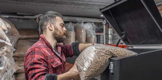 Monoxyde de carbone : le danger caché du chauffage aux pellets Un homme qui prépare son stock de pellets pour se chauffer tout l’hiver.