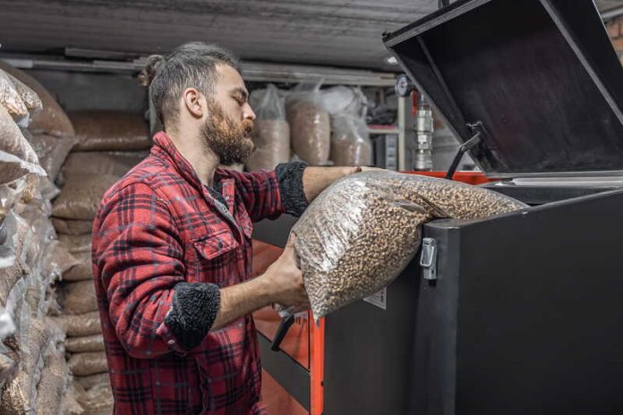 Monoxyde de carbone le danger caché du chauffage aux pellets Ma Santé Un homme qui prépare son stock de pellets pour se chauffer tout l’hiver.