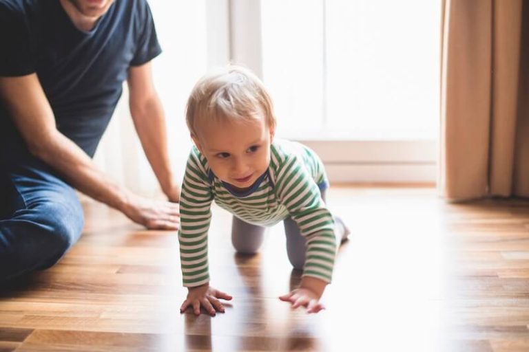 Un enfant présentant des difficultés à marcher et des chutes fréquentes, dont les parents suspectent une myopathie de Duchenne.