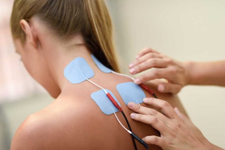 Une femme souffrant de douleurs chroniques après une opération teste la neuromodulation pour soulager sa douleur.