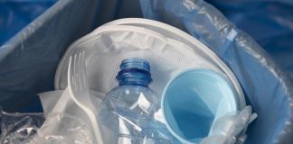 Parkinson : un médicament à base de bouteilles en plastique ? Une poubelle remplie de plastique destiné à servir à fabriquer des médicaments contre la maladie de Parkinson.