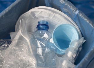 Une poubelle remplie de plastique destiné à servir à fabriquer des médicaments contre la maladie de Parkinson.