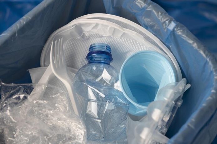 Parkinson des chercheurs transforment des bouteilles en plastique en médicament Ma Santé Une poubelle remplie de plastique destiné à servir à fabriquer des médicaments contre la maladie de Parkinson.