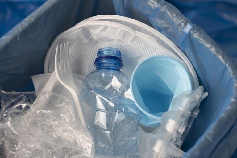 Une poubelle remplie de plastique destiné à servir à fabriquer des médicaments contre la maladie de Parkinson.