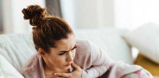 Près d’un Français sur deux respire mal : l’alerte sur la santé de nos poumons Une femme qui souffre d’essoufflement et de toux persistante sans savoir qu’il s’agit d’une maladie respiratoire.