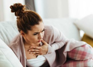 Une femme qui souffre d’essoufflement et de toux persistante sans savoir qu’il s’agit d’une maladie respiratoire.