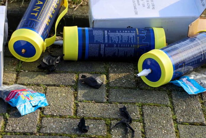 Protoxyde d’azote le gouvernement alerte sur les dangers d’un gaz pas si hilarant Ma Santé Des cartouches de protoxyde d’azote vidées et abandonnées dans la rue par des jeunes.
