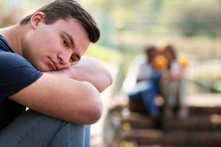 Un jeune homme qui s’est lassé de tout ce qu’il aimait et qui s’ennuie. Un jeune homme qui s’est lassé de tout ce qu’il aimait et qui s’ennuie.