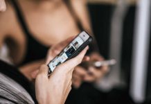 Réseaux sociaux et écrans : ce qu’ils font vraiment à notre cerveau (et comment reprendre la main) Une femme scrolle intensément sur ses réseaux sociaux, absorbée par un flot continu de contenus qui captent toute son attention.