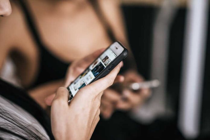 Réseaux sociaux et écrans ce qu’ils font vraiment à notre cerveau comment reprendre la main Ma Santé Une femme scrolle intensément sur ses réseaux sociaux, absorbée par un flot continu de contenus qui captent toute son attention.