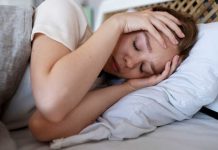 Pourquoi certaines personnes rêvent beaucoup la nuit ? Une femme qui rêve toutes le snuits et qui se reveille épuisées.