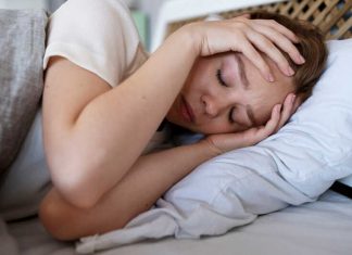 Une femme qui rêve toutes le snuits et qui se reveille épuisées.