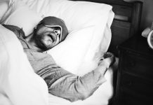 Rhume des foins : comment mieux dormir malgré les symptômes ? Un homme dort mieux depuis qu’il a adopté des astuces pour calmer ses allergies au pollen.