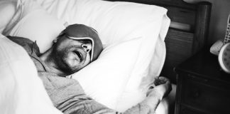 Rhume des foins : comment mieux dormir malgré les symptômes ? Un homme dort mieux depuis qu’il a adopté des astuces pour calmer ses allergies au pollen.