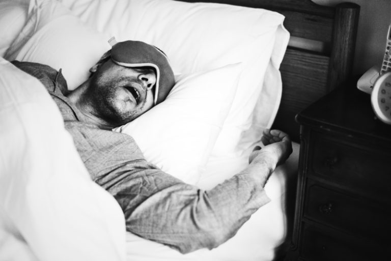 Un homme dort mieux depuis qu’il a adopté des astuces pour calmer ses allergies au pollen.