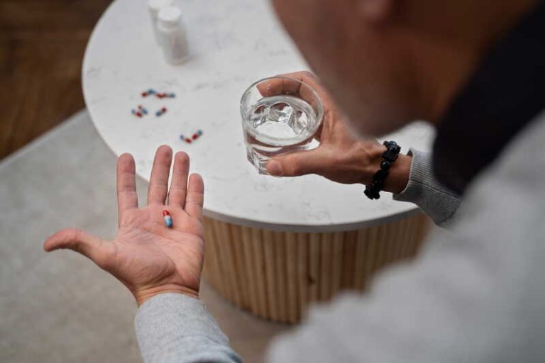 Un homme prend ses derniers comprimés contre l’hypertension, faute de pouvoir en retrouver en pharmacie à cause de la pénurie.