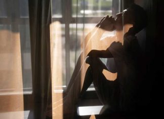 Un jeune homme souffrant de dépression qui ne trouve aucun professionnel pour prendre en charge son trouble.