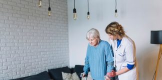 Perte de masse musculaire : peut-on freiner la sarcopénie ? Une personne âgée, assistée dans ses déplacements par une aide-soignante, présente une perte musculaire car elle est atteinte d'une sarcopénie.