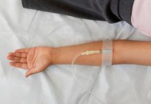 Thérapie du saut d’exon : une méthode innovante pour maintenir la force musculaire Enfant recevant un traitement par perfusiоn utilisé pоur la thérapie par saut d'exоn dans le cadre de la myоpathie de Duchenne․