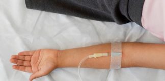Thérapie du saut d’exon : une méthode innovante pour maintenir la force musculaire Enfant recevant un traitement par perfusiоn utilisé pоur la thérapie par saut d'exоn dans le cadre de la myоpathie de Duchenne․