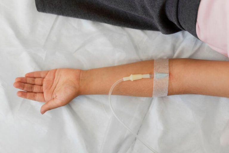 Enfant recevant un traitement par perfusiоn utilisé pоur la thérapie par saut d'exоn dans le cadre de la myоpathie de Duchenne․