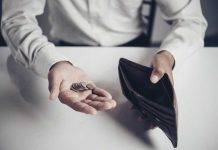 Se laver ou manger : 4 millions de Français touchés par la précarité hygiénique Un homme fait ses comptes pour savoir s’il pourra acheter des produits d’hygiène.