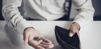 Se laver ou manger : 4 millions de Français touchés par la précarité hygiénique Un homme fait ses comptes pour savoir s’il pourra acheter des produits d’hygiène.
