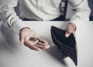 Un homme fait ses comptes pour savoir s’il pourra acheter des produits d’hygiène.