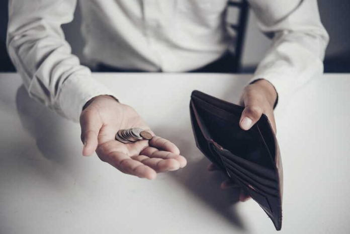 Se laver ou manger 4 millions de Français touchés par la précarité hygiénique Ma Santé Un homme fait ses comptes pour savoir s’il pourra acheter des produits d’hygiène.