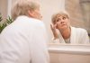 Somnifères : accélèrent-ils vraiment le vieillissement des seniors ? Une personne âgée qui observe, dans le miroir, les effets des somnifères sur son vieillissement.