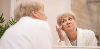 Somnifères : accélèrent-ils vraiment le vieillissement des seniors ? Une personne âgée qui observe, dans le miroir, les effets des somnifères sur son vieillissement.