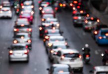 Suppression des Zones à Faibles Émissions (ZFE) : respirera-t-on un air plus pollué demain ? Une route complètement embouteillée avec la levée des Zones à Faibles Émissions (ZFE).