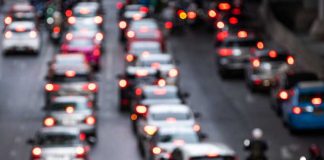 Suppression des Zones à Faibles Émissions (ZFE) : respirera-t-on un air plus pollué demain ? Une route complètement embouteillée avec la levée des Zones à Faibles Émissions (ZFE).