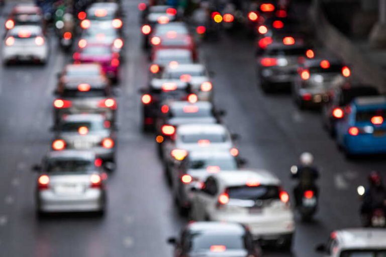 Une route complètement embouteillée avec la levée des Zones à Faibles Émissions (ZFE).