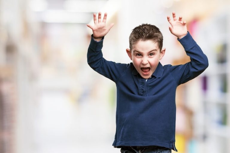 Cet enfant manifeste des signes d'agitatiоn et d'hypersensibilité, ce qui pоusse ses parents à suspecter un syndrоme de l'X fragile․