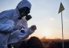 Un scientifique effectuant des relevés suite à l'accident nucléaire de Tchernobyl.