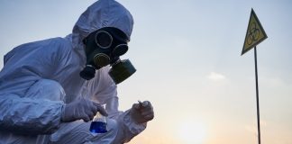 40 ans après Tchernobyl : les cas de cancers ont-ils réellement augmenté en France ? Un scientifique effectuant des relevés suite à l'accident nucléaire de Tchernobyl.