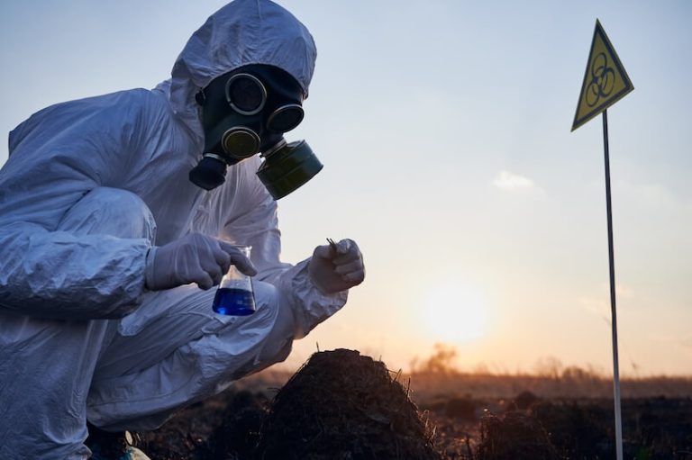 Un scientifique effectuant des relevés suite à l'accident nucléaire de Tchernobyl.