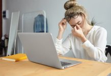 Fertilité, ganglions et fatigue persistante : souffrez-vous d’une toxoplasmose ? Une femme fatiguée ressentant les symptômes de la toxoplasmose.