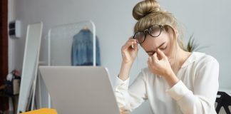 Fertilité, ganglions et fatigue persistante : souffrez-vous d’une toxoplasmose ? Une femme fatiguée ressentant les symptômes de la toxoplasmose.