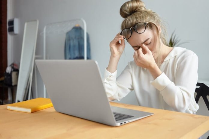 Toxoplasmose symptômes causes conséquences traitements fertilité sérologie parasite virus ma sante Une femme fatiguée ressentant les symptômes de la toxoplasmose.