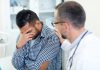 Un homme qui vient de dire à son médecin qu’il souffre de troubles de l’érection.
