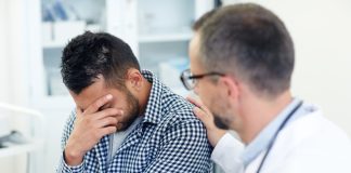 Troubles de l’érection : pourquoi est-ce encore un tabou ? Un homme qui vient de dire à son médecin qu’il souffre de troubles de l’érection.