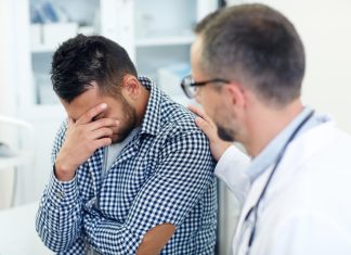 Un homme qui vient de dire à son médecin qu’il souffre de troubles de l’érection.
