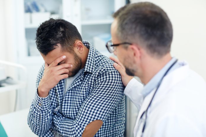 Troubles-de-lerection-pourquoi-est-ce-encore-un-tabou-Ma-Sante Un homme qui vient de dire à son médecin qu’il souffre de troubles de l’érection.