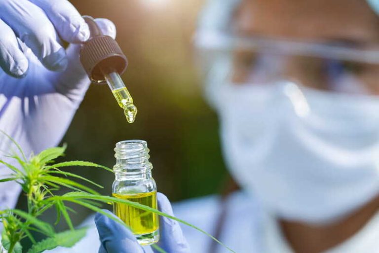 Une chercheuse présente une huile de CBD étudiée pour son potentiel à freiner la transmission du VIH.