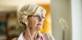 Une femme qui se demande pourquoi elle devient de plus en plus petite avec l’âge.