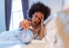 Vous dormez huit heures… alors pourquoi êtes-vous encore épuisé ? Une femme ayant dormi huit heures cette nuit, mais qui se réveille pourtant épuisée.