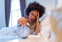 Vous dormez huit heures… alors pourquoi êtes-vous encore épuisé ? Une femme ayant dormi huit heures cette nuit, mais qui se réveille pourtant épuisée.